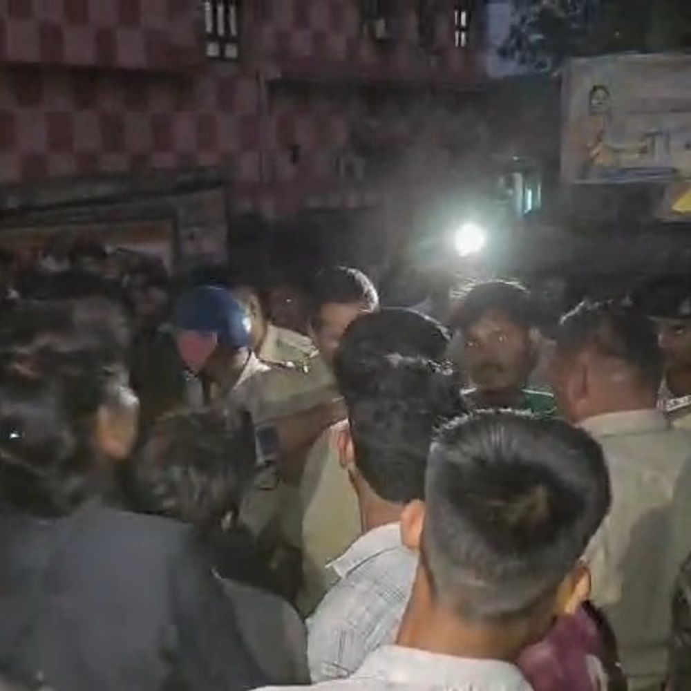 बच्ची की मौत पर बवाल, पुलिस टीम पर हमला:सक्ती में ग्रामीणों किया चक्काजाम, हमले में आरक्षक की हालत गंभीर, सड़क हादसे में गई जान