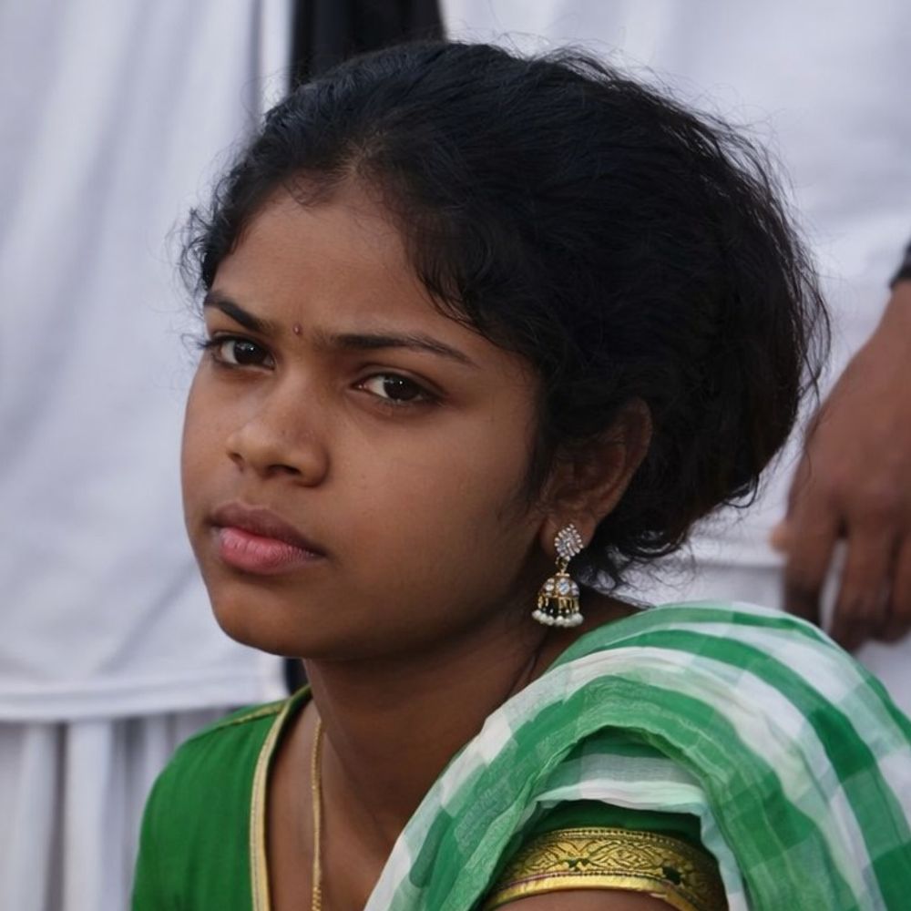 युवती का शव इमली के पेड़ से लटका मिला:गांव से एक किलोमीटर दूर दुपट्टे के सहारे बनाया था फंदा, आत्महत्या की आशंका