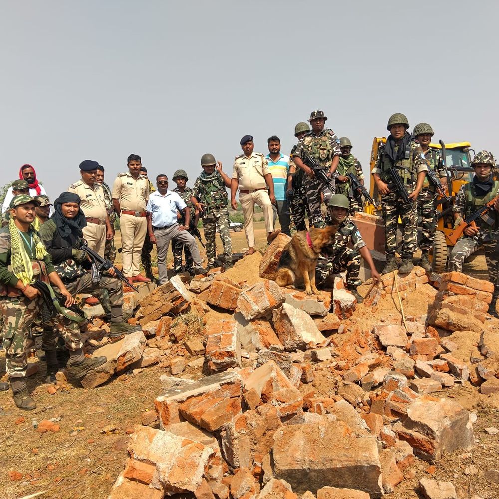जमुई जंगल में बना नक्सली स्मारक JCB से ढहा:सर्च ऑपरेशन में मिला, वैचारिक पकड़ तोड़ने की कोशिश, नक्सलमुक्त के बाद बड़ी कार्रवाई
