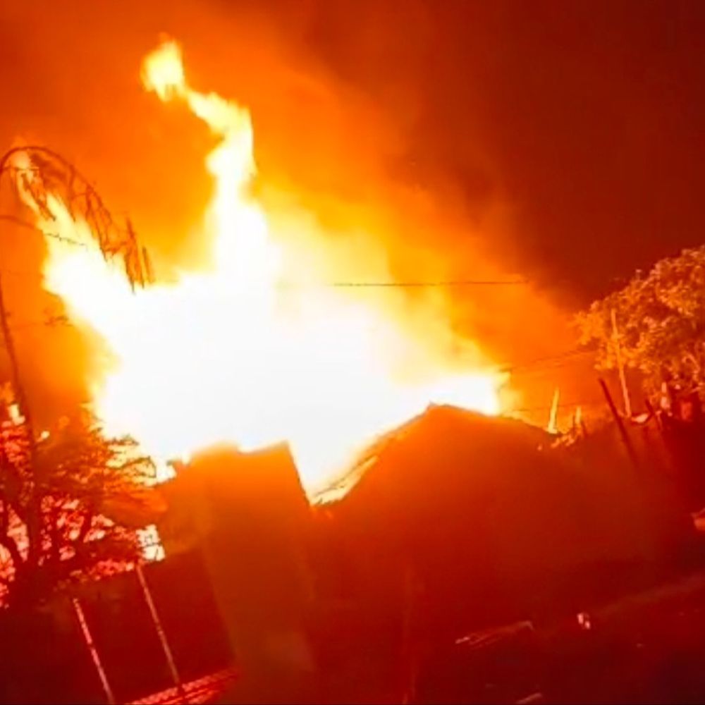 मुजफ्फरपुर में आग लगने से 7 घर जले:शॉर्ट सर्किट से हादसे की आशंका, ग्रामीणों ने की आग बुझाने की कोशिश