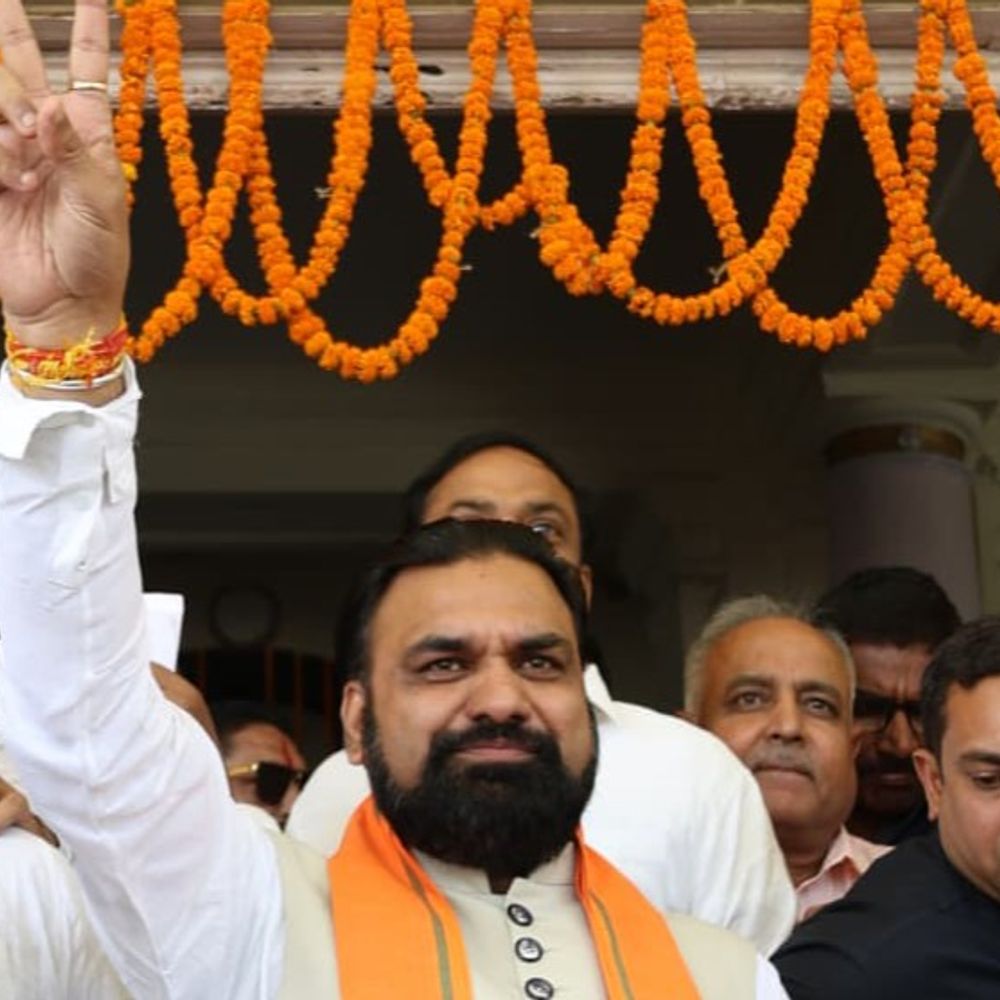 योगी के रास्ते चले सम्राट, एंटी रोमियो स्क्वाड होगी एक्टिव:स्कूल-कॉलेज के बाहर तैनात रहेंगी पिंक दीदी, 4700 स्कूटी-बाइक खरीद को मंजूरी; योगी मॉडल की तर्ज पर फैसला