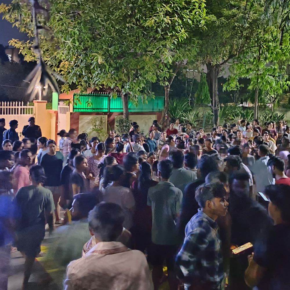 BBAU – छात्रा की मौत से नाराज स्टूडेंट्स का हंगामा:कुलपति आवास का किया घेराव, हॉस्टल के खाने से बिगड़ी थी तबीयत