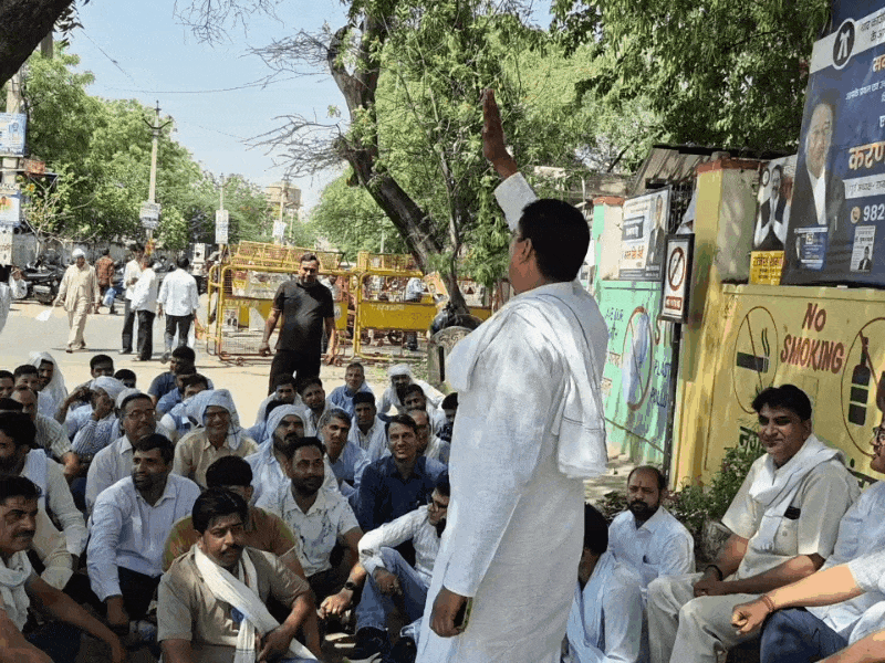 अनुपयोगी सामान थोप रही कंपनियां:कृषि आदान व्यापारियों का विरोध, देशव्यापी हड़ताल के तहत झुंझुनूं कलेक्ट्रेट पर प्रदर्शन, पीएम के नाम सौंपा ज्ञापन