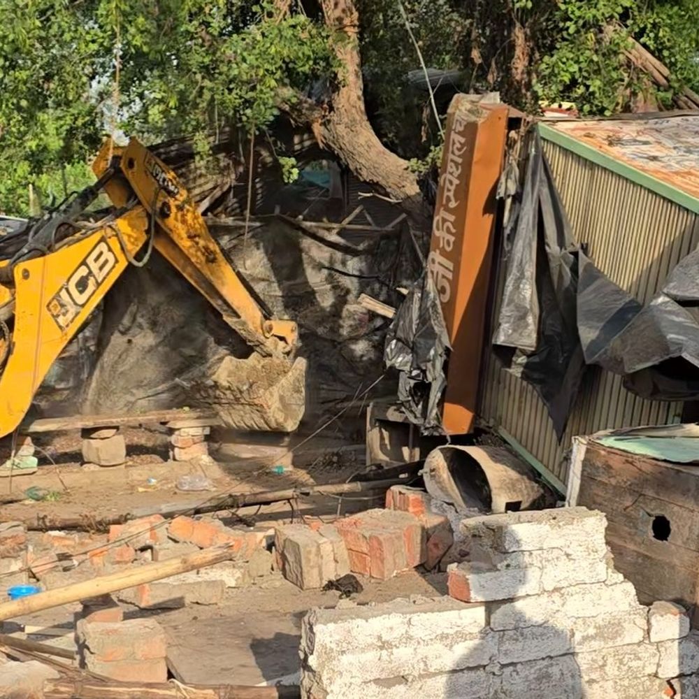 मुरैना के जौरा रोड पर चला बुलडोजर:सड़क किनारे दुकानों पर एक्शन, कलेक्टर के निर्देश पर हुई कार्रवाई
