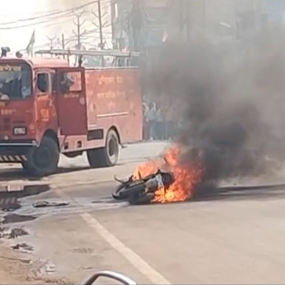 मुरैना में बाइक में अचानक आग लगी:युवक ने कूदकर बचाई जान, दमकल ने बुझाया