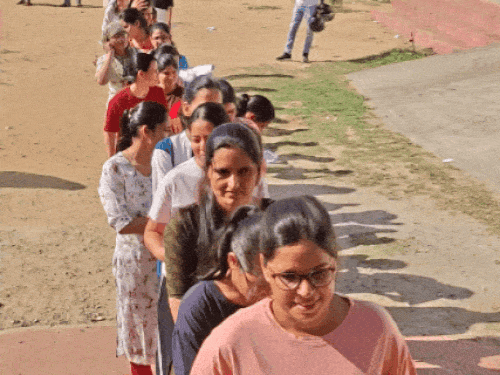 देरी से पहुंची तीन महिला अभ्यर्थी,नहीं मिली एंट्री:सेंटर पर जाने से पहले नोजपिन,चूड़ियां उतारी;परीक्षा के लिए 24 हजार अभ्यर्थी रजिस्टर्ड