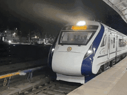 देहरादून-लखनऊ वंदे भारत पर पथराव, चेयरकार का शीशा टूटा:बरेली के पास शरारती तत्वों ने फेंका पत्थर, यात्री डरे, लखनऊ पहुंचकर बदला गया कांच