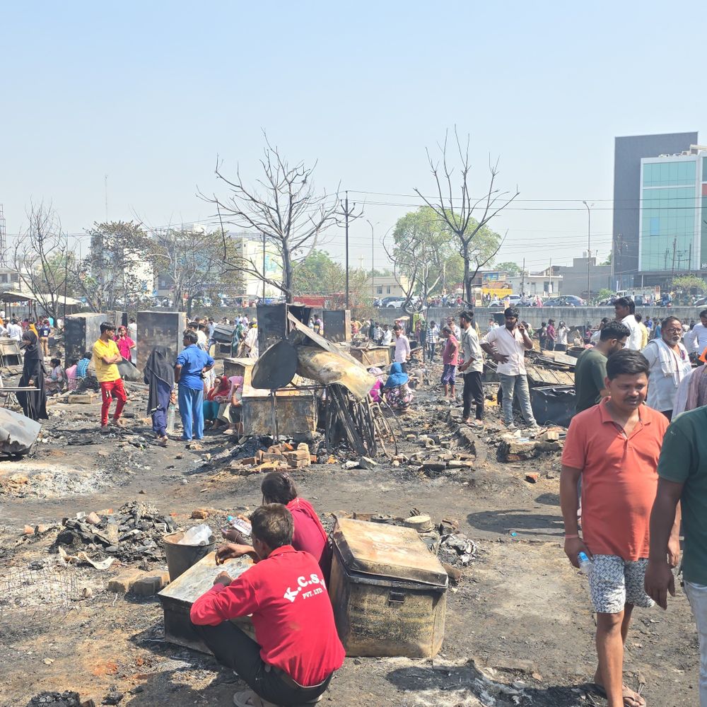 विकास नगर अग्निकांड में राख में बदल गए सपने:आंखों में बस रह गई बेबसी, लोग बोले – सब कुछ जलकर खाक हो गया…