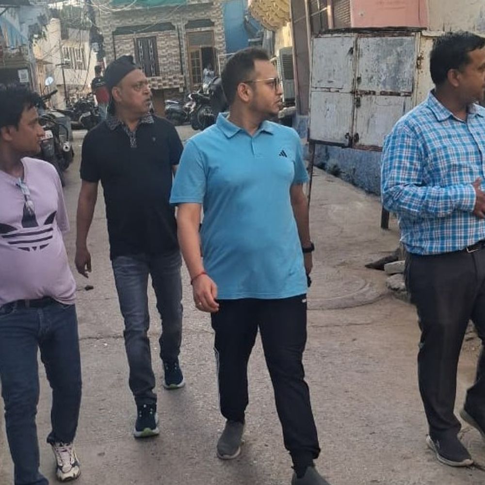 बाइक पर शहर की सफाई व्यवस्था देखने निकले निगम कमिश्नर:कचरा फेंकने वालों को दी चेतावनी; जनगणना में अनुपस्थित 80 कर्मचारियों को नोटिस