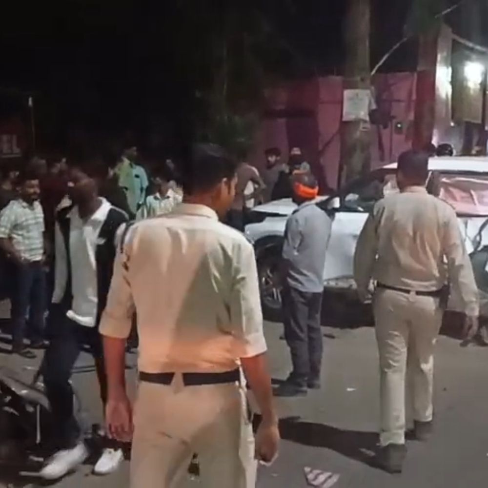 जबलपुर में कार ने चार युवकों को कुचला:1 की मौत, 3 घायल; 50 मीटर तक घसीटता गया शराबी ड्राइवर, रात 12.30 बजे की घटना