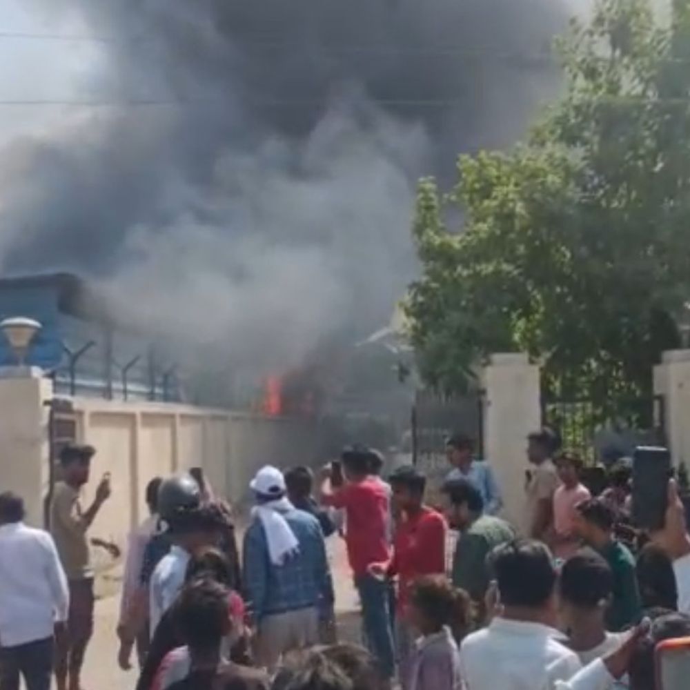 लखनऊ में कूड़े के ढेर में लगी आग,:फायर ब्रिगेड की दो गाड़ियों ने 40 मिनट में आग पर पाया काबू; कारणों की जांच शुरू