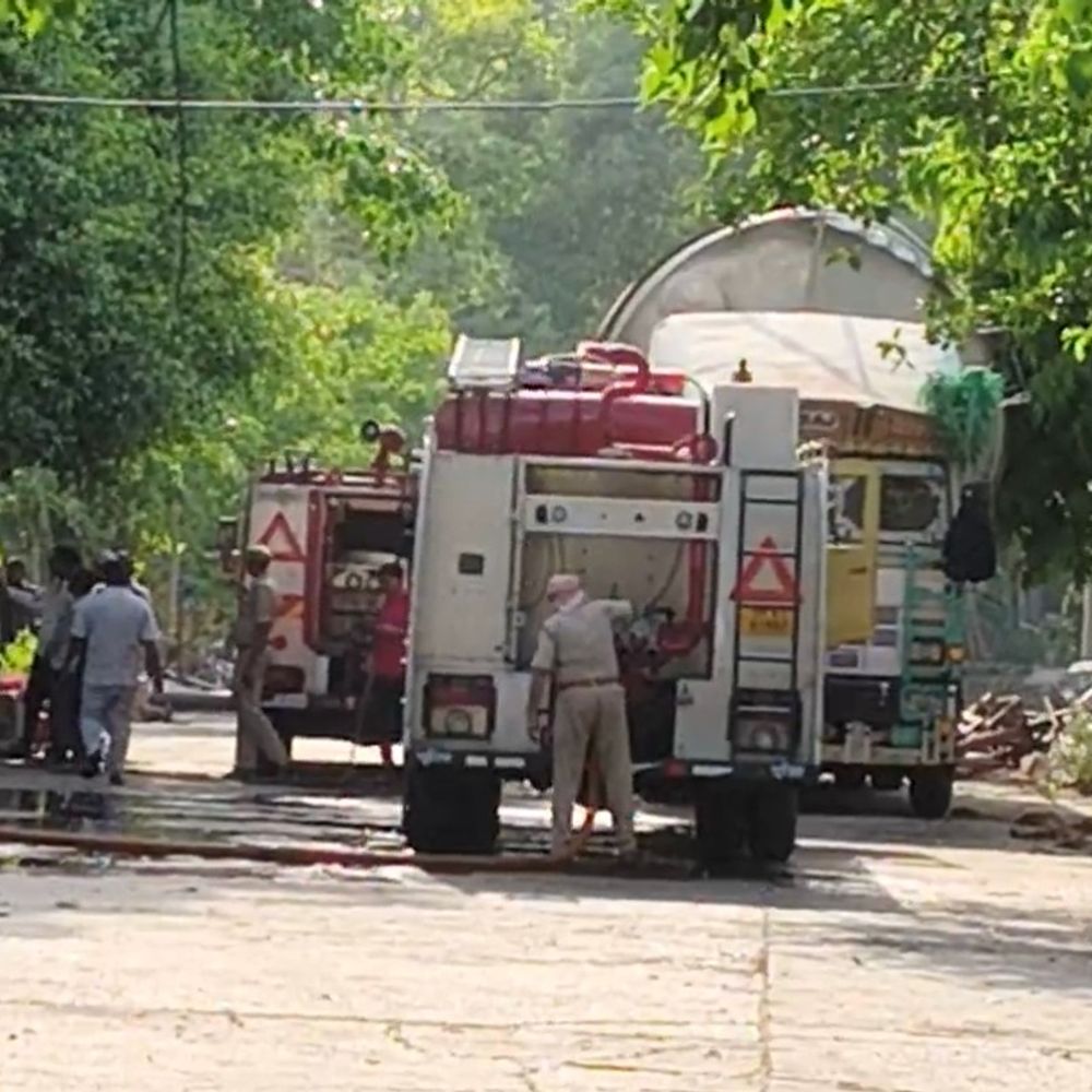 लखनऊ में पराग डेयरी में लगी आग:लोहे को काटते वक्त डीजल पाइप से भड़की आग: 1 घंटे में काबू; हूटर बजाती थार से पहुंचे लोग