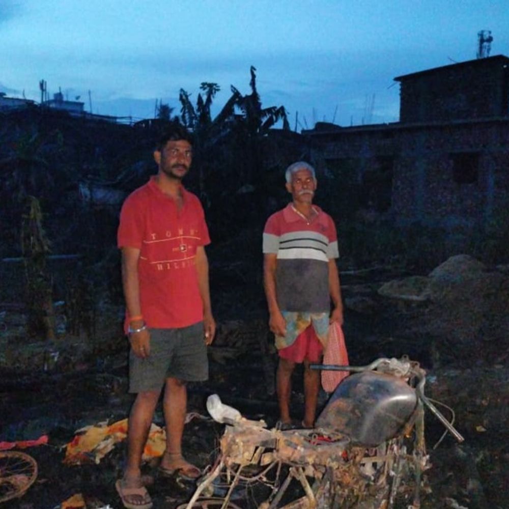 आग की चपेट में आने से 6 घर जले:कैश, बाइक और कीमती सामान जलकर राख, लाखों का नुकसान; फायर ब्रिगेड ने पाया काबू