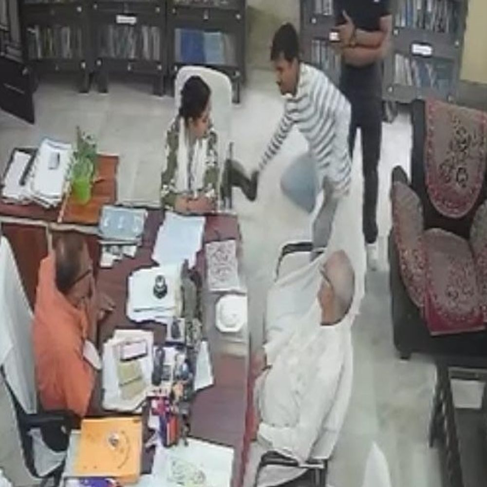 LNMU में भूगोल विभागाध्यक्ष पर जूते से हमला:CCTV में वारदात कैद; कुलसचिव ने कहा- विश्वविद्यालय प्रशासन कार्रवाई करेगा