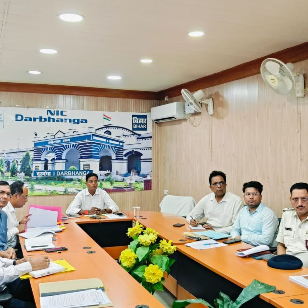 दरभंगा के राघोपुर ड्योढ़ी में 500 साल पुराना इतिहास मिला:अधिकारी बोले- लोगों के घरों के संदूकों में छिपी हिस्ट्री; 75 साल से पुरानी लिपियों का डिजिटाइजेशन