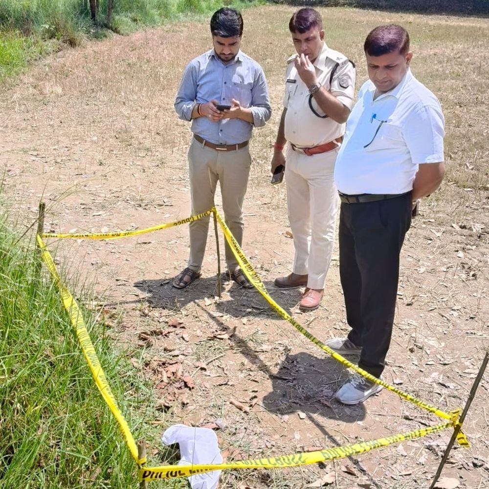 रेलवे ट्रैक से 100 मीटर दूर मिला बुजुर्ग का शव:दरभंगा में बेटे ने जताई हत्या की आशंका, कहा- कल सुबह से लापता थे पापा