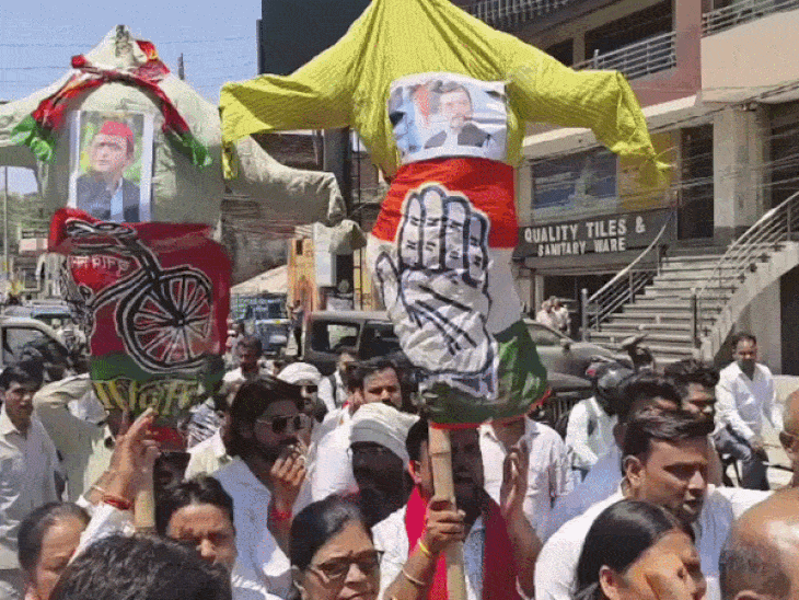 झांसी में राहुल गांधी और अखिलेश यादव के पुतले जलाए:भाजपा कार्यकर्ताओं ने दोनों पार्टी के नेताओं को बताया महिला विरोधी