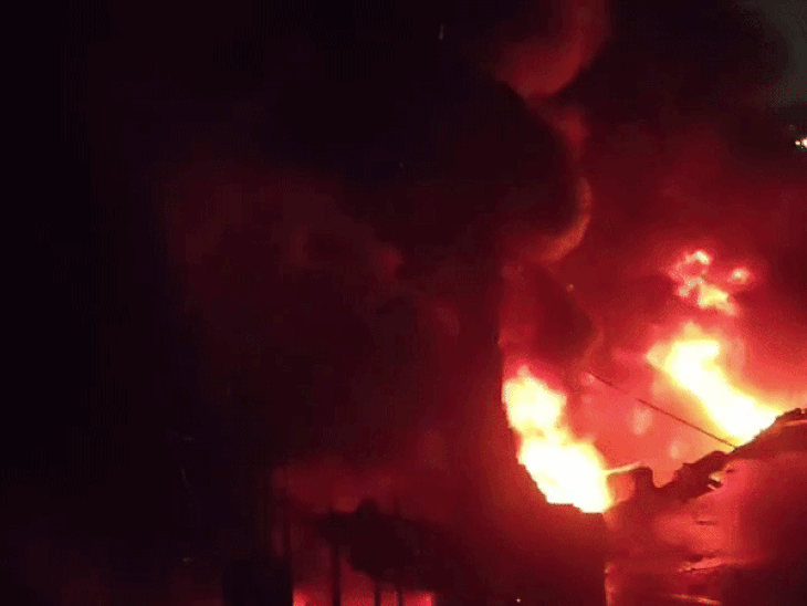 झांसी के टायर गोदाम में लगी भीषण आग:दो घंटे से फायर बिग्रेड की दस गाड़ियां आग पर काबू पाने की कर रहीं कोशिश