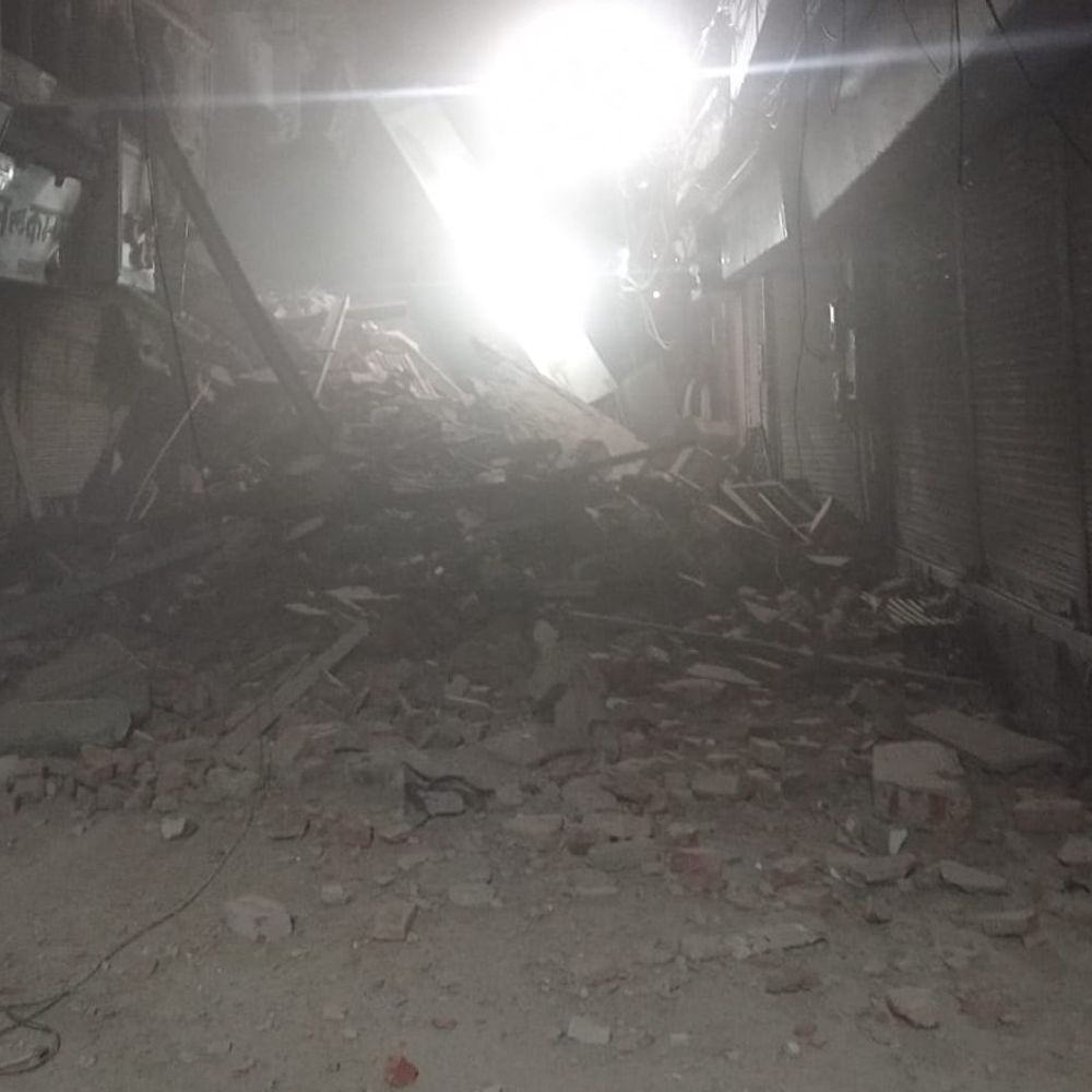 आगरा में चार मंजिला ज्वैलरी शोरूम भरभराकर गिरा, VIDEO:किनारी बाजार में हुआ हादसा, पुलिस मौके पर पहुंची