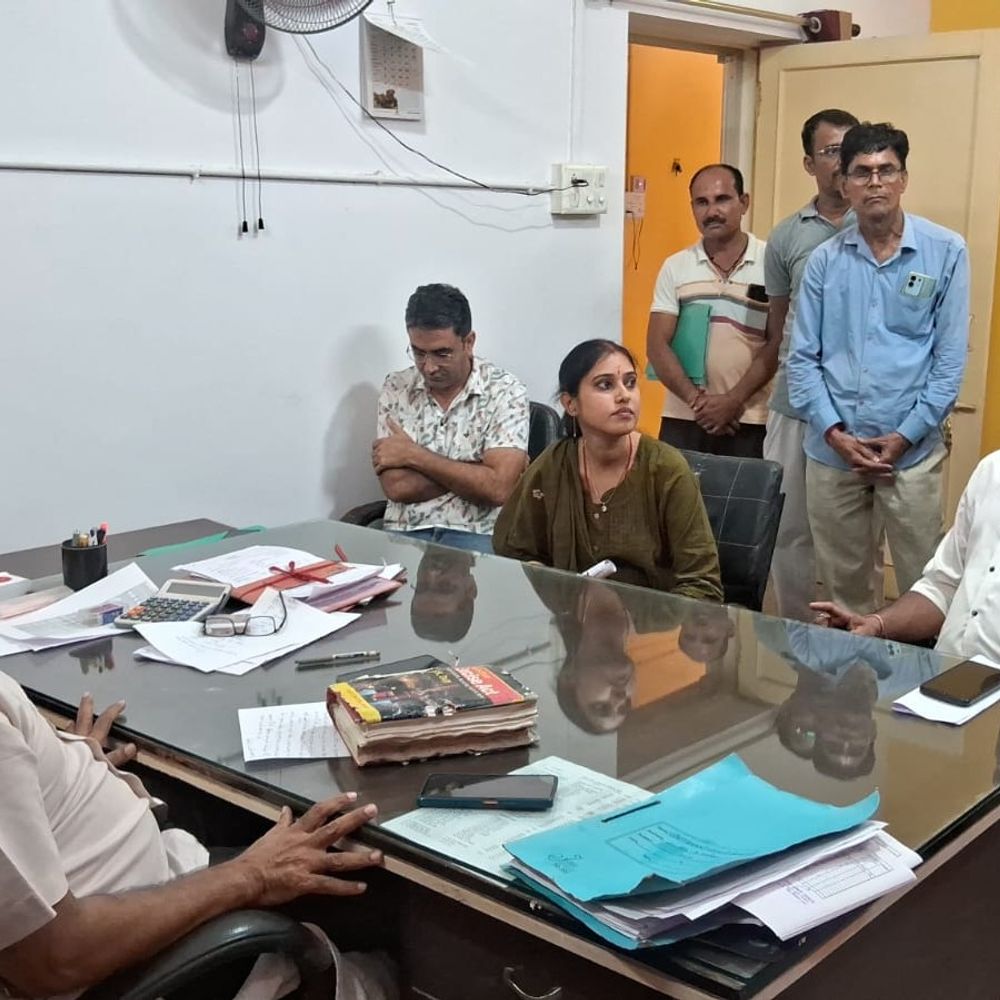 बांसवाड़ा में शराब दुकान को लेकर विवाद:आबकारी अधिकारी पर परेशान करने का आरोप, अधिकारी बोले- नियमानुसार कार्रवाई कर रहे