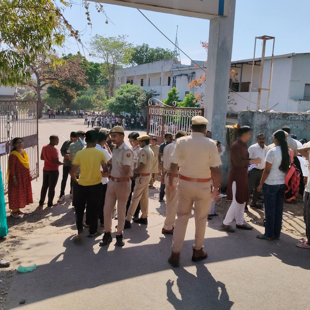 बांसवाड़ा: 21 केंद्रों पर गहन जांच के बाद प्रवेश:शर्ट की आस्तीन, गले व हाथ के धागे काटे, 1 मिनट की देरी पर भी नहीं मिली एंट्री