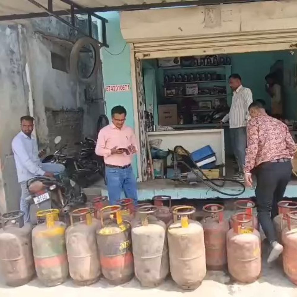 बांसवाड़ा में अवैध गैस रिफिलिंग पर 18 सिलेंडर जब्त:6 कमर्शियल और 12 घरेलू सिलेंडर शामिल; गेराज में गाड़ियों में गैस भरते मिले