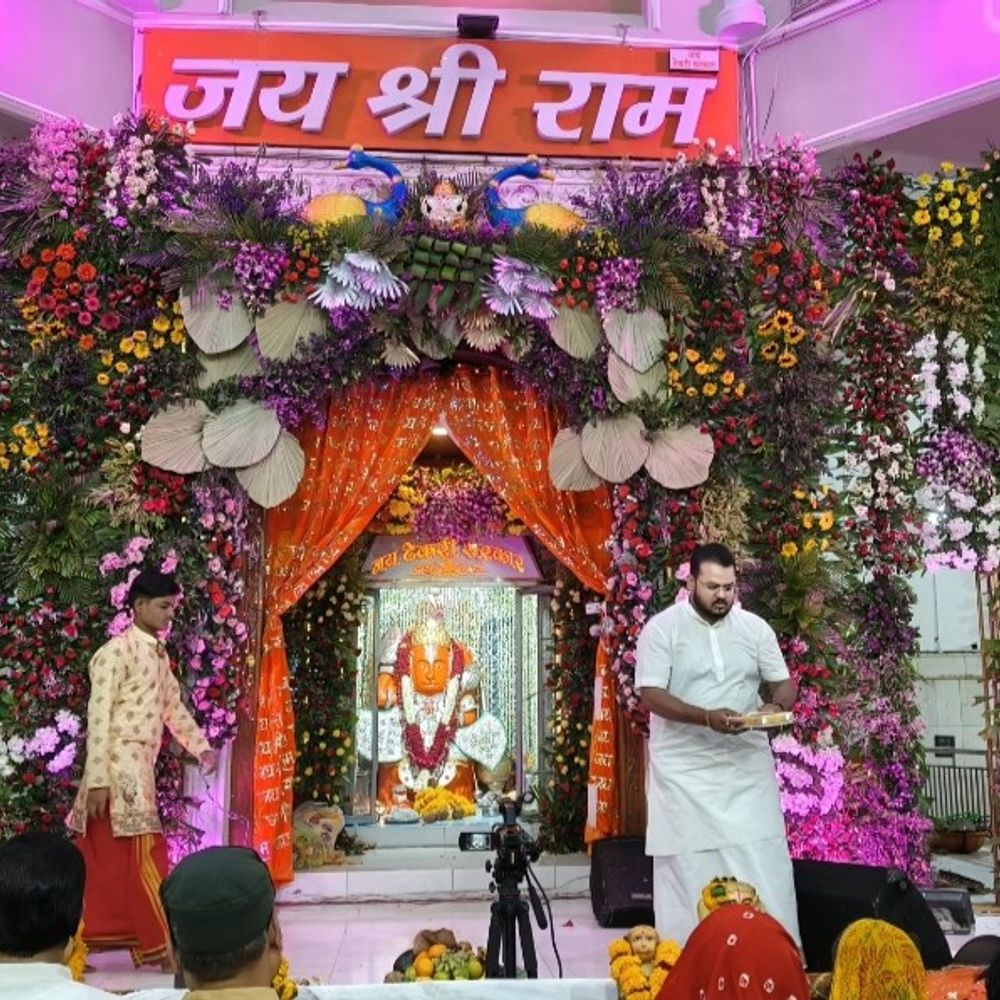 मंगला आरती से भगवान हनुमान जन्मोत्सव की शुरुआत:तीन बजे ही मुख्य हॉल भर गया था खचाखच; चार बजे खुले मंदिर के पट