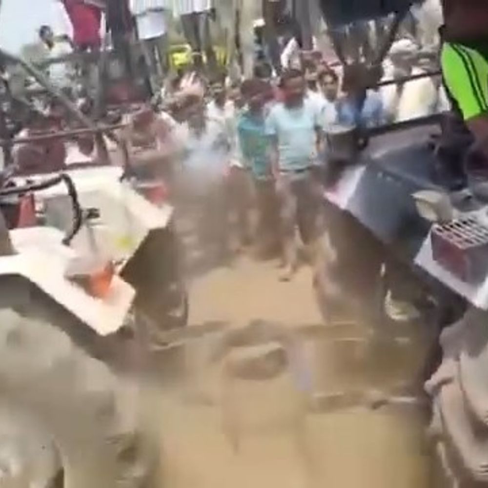 गुना में फसल बेचने आए किसानों का खतरनाक स्टंट, VIDEO:ट्रैक्टर को टायर से बांधकर खींचते नजर आए; दशहरा मैदान में लग रही है गेहूं मंडी