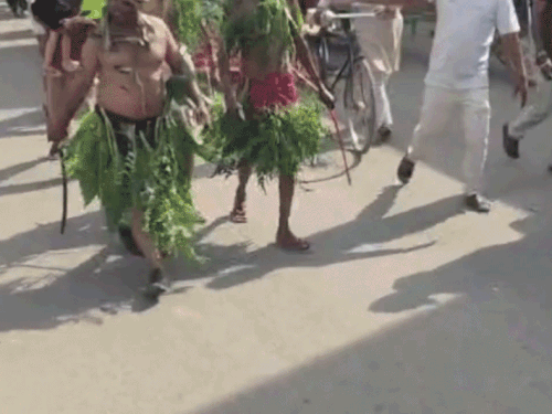 ‘हमारे वजूद और आने वाली पीढ़ी के भविष्य की लड़ाई’:तीसरे दिन भी श्रीगंगानगर धान मंडी में काम ठप, आदिवासी वेश में निकाली आक्रोश रैली