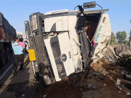 जयपुर-आगरा नेशनल हाईवे-21 पर हादसा:ट्रेलर और ट्रैक्टर-ट्रॉली की भिड़ंत से हाईवे पर बिखरा मार्बल पत्थर; ट्रैफिक जाम