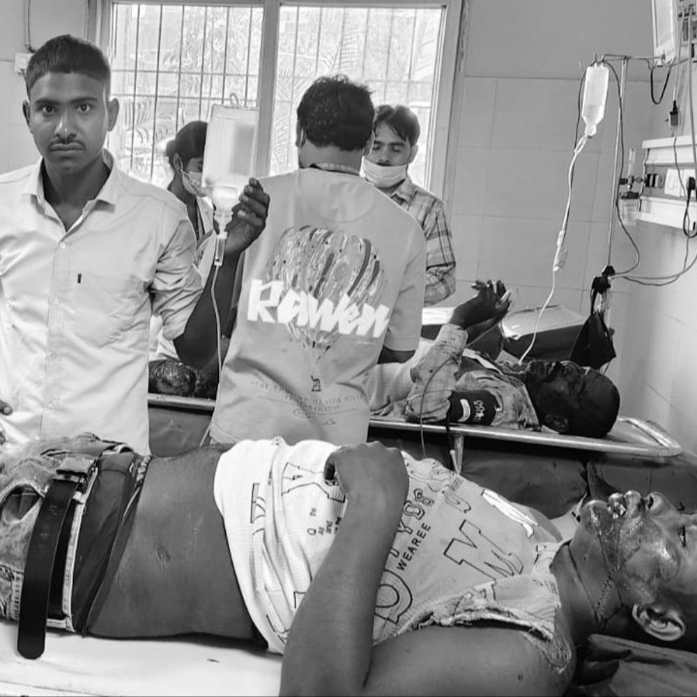 भोजपुर में सवारियों से भरी ऑटो पलटी:हादसे में चार युवक घायल, 2 की हालत गंभीर; भाई की शादी के लिए लड़की देखने जा रहे थे