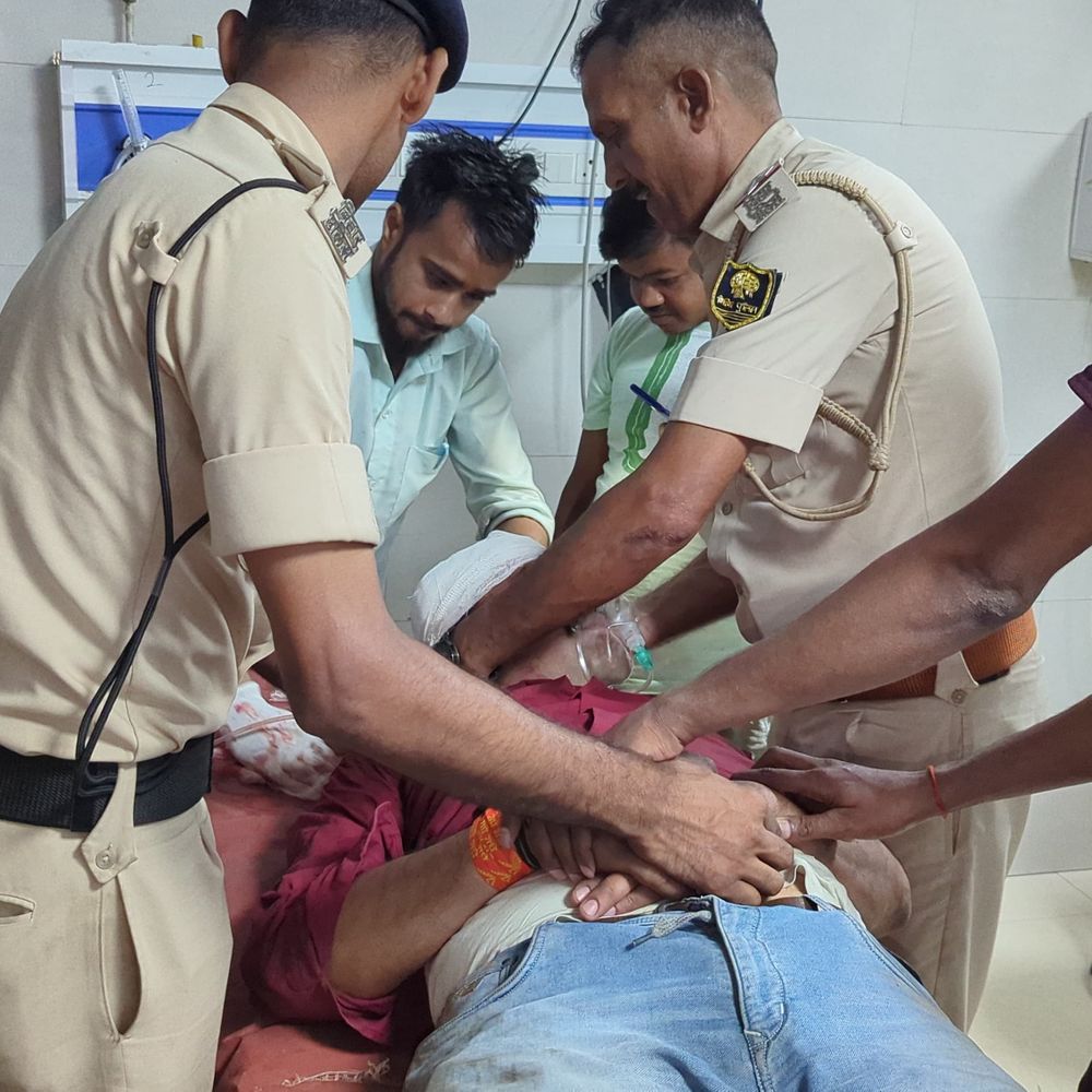 आरा में ट्रैफिक पोस्ट पर नशे में युवक का हंगामा:ड्यूटी पर तैनात पुलिसकर्मियों से गाली-गलौज और मारपीट; धक्का-मुक्की में नाले में गिरा आरोपी