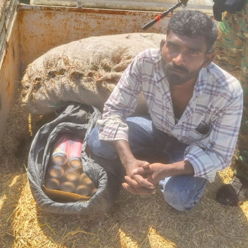 बोलेरो से 372 लीटर अवैध शराब जब्त, तस्कर गिरफ्तार:भोजपुर में भूसे के बोरे में छिपाकर लाई जा रही थी खेप, 5 लाख रुपए कीमत