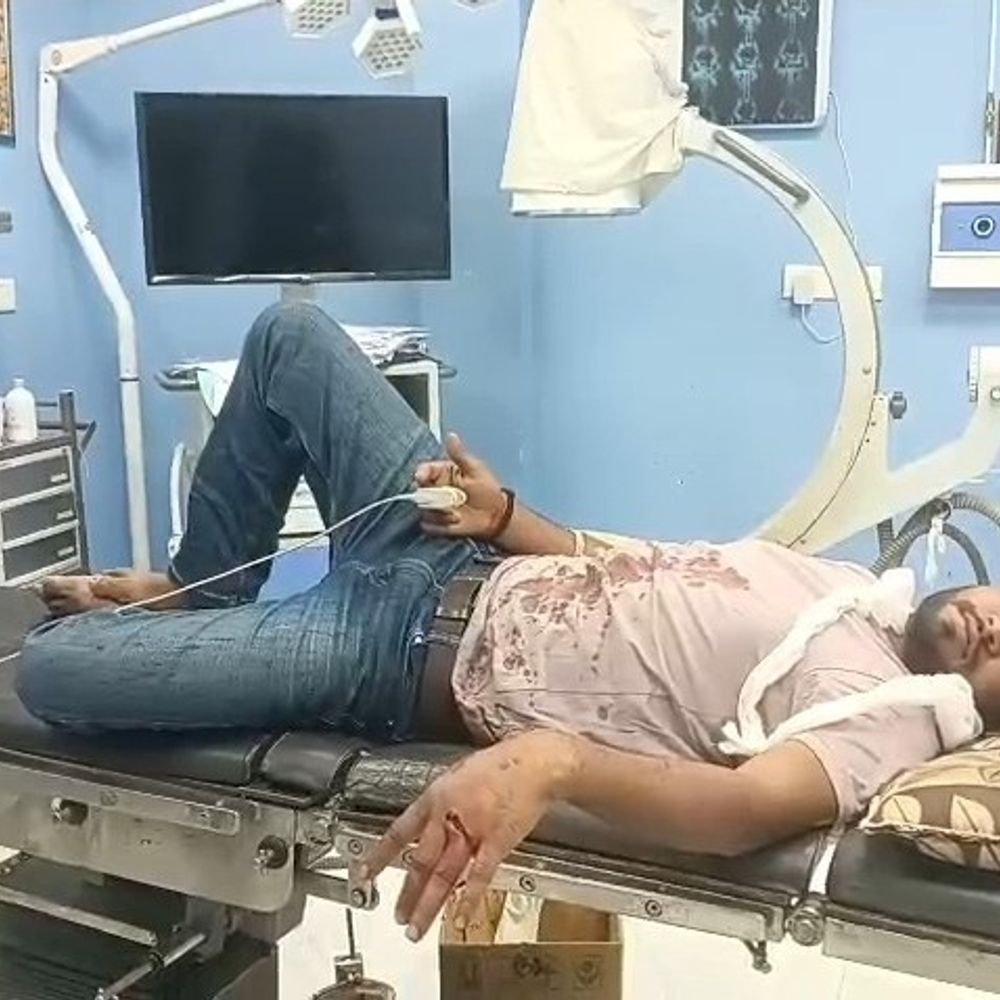 भोजपुर में हथियारबंद बदमाशों ने युवक को मारी गोली:घर के बाहर टहल रहा था, बाइक सवार ने दागी बुलेट; हथियार लहराते हुए फरार