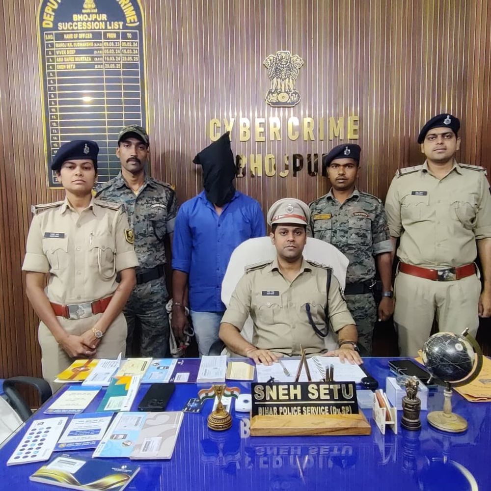 फर्जी बैंक अकाउंट्स के जरिए ठगी करने वाला गिरोह पकड़ा:5 राज्यों से 53 लाख रुपए से अधिक निकाले, एक आरोपी गिरफ्तार; चेकबुक, पासबुक, एटीएम बरामद