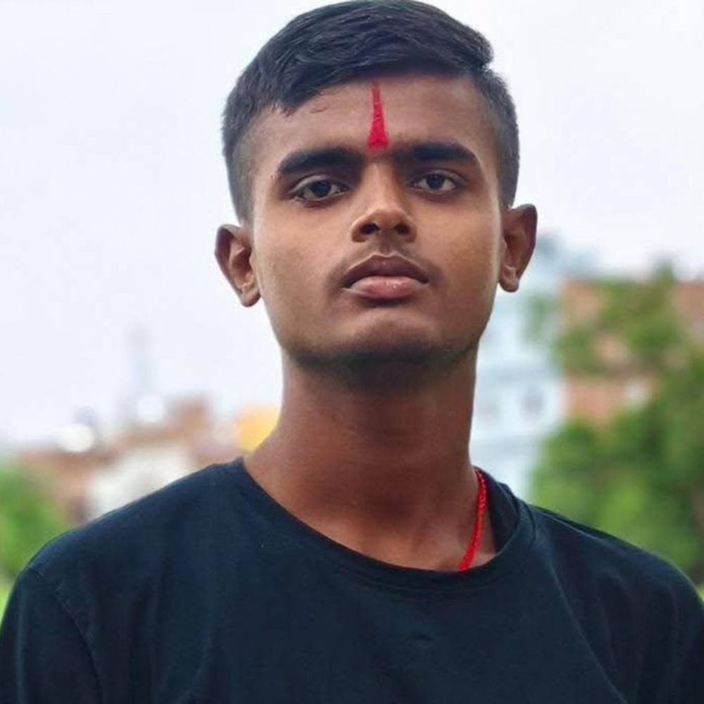 आरा में ट्रेन से गिरकर छात्र की मौत:दोस्तों के साथ घूमने के लिए पटना गया था, लौटते समय बैलेंस बिगड़ने से गिरा नीचे