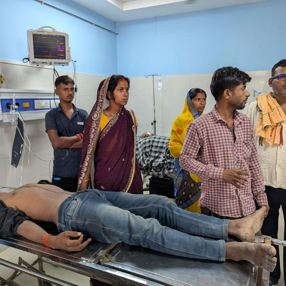 आरा में घर में घुसकर युवक की पिटाई:भाभी को फोन करने से मना करने कर लाठी-डंडे से पीटा, दांत से काटकर किया घायल