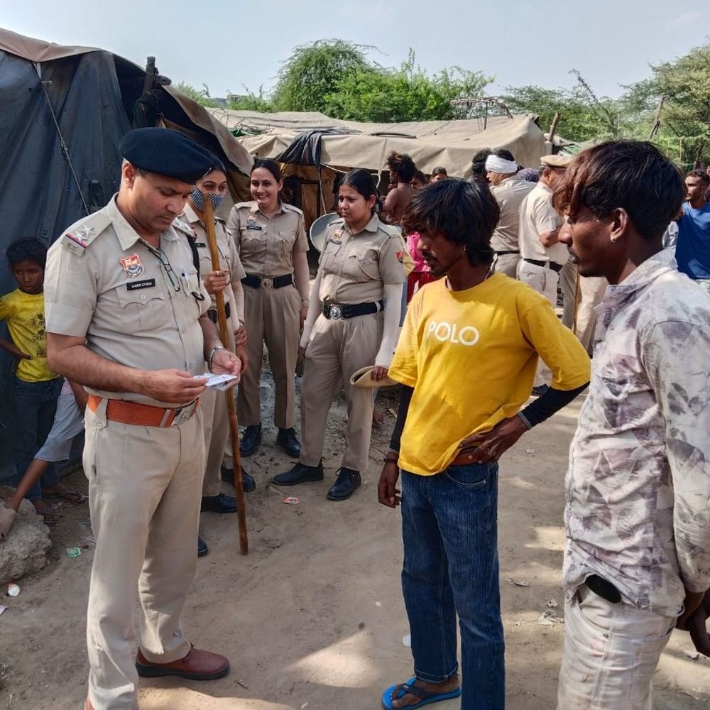 नारनौल में डॉग स्क्वायड के साथ पुलिस का सर्च अभियान:झुग्गी-झोपड़ियों में ली तलाशी, बाहरी श्रमिकों के पहचान पत्र जांचे