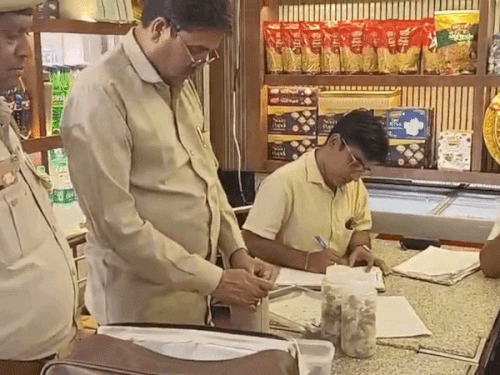 मिठाई खाकर बच्चे की तबीयत बिगड़ने पर की शिकायत:फूड सेफ्टी टीम ने जनता जोधपुर मिष्ठान भंडार पर की कार्रवाई