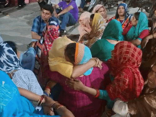 स्ट्रीट लाइट ठीक करते कर्मचारी की पोल से गिरकर मौत:जिला अस्पताल में हंगामा, मृतक की पत्नी को नौकरी, 50 लाख रूपए मुआवजे की मांग