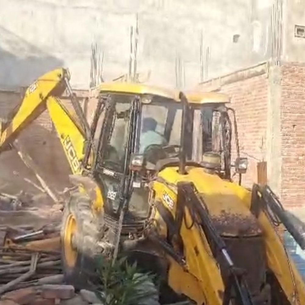 लखनऊ में 30 करोड़ रुपए कीमत की जमीन कराई खाली:बिल्डरों ने कब्जा कर डाल दी थी छत, 12 प्लाट को नगर निगम के बुलडोजर ने किया ध्वस्त