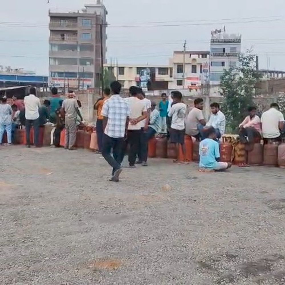 बेगूसराय जिले में गैस सिलेंडर की होम डिलीवरी फेल:HP गोदाम पर उमड़ रही भीड़, उपभोक्ता बोला- घंटों इंतजार के बाद भी खाली लौटना पड़ रहा है