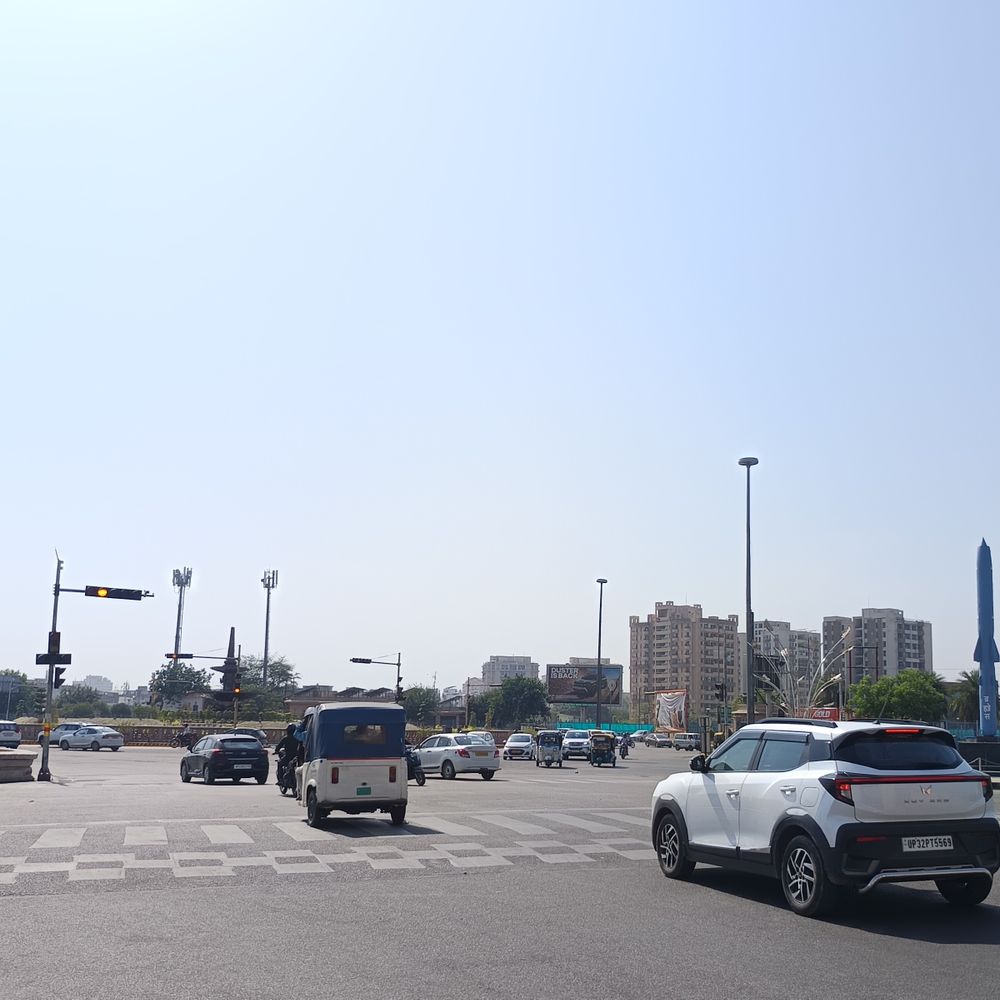 लखनऊ में 4 डिग्री गिरा तापमान, चल रही पूरबा हवा:दिन में गर्मी बढ़ाएगी चटक धूप; 28 अप्रैल से लू से मिलेगी राहत