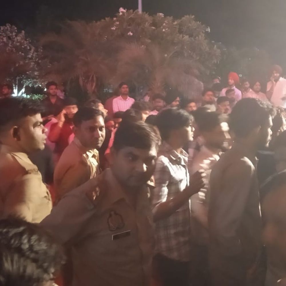 फ्यूचर यूनिवर्सिटी का फेल मैनेजमेंट, सेलिब्रिटी शो में भारी हंगामा:सुनंदा शर्मा के शो में भीड़ के आगे टूटे सुरक्षा घेरे, अव्यवस्था रोकने के लिए पुलिस को करना पड़ा हल्का बल प्रयोग