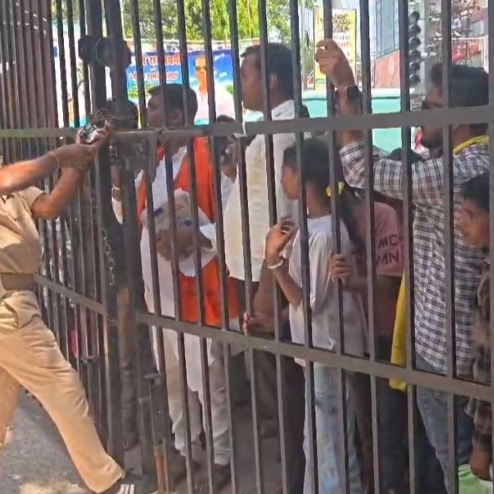 नौवीं में एडमिशन के लिए डीएम के पास पहुंचे छात्र:भागलपुर में कहा- पास होने के बावजूद दाखिला नहीं हो रहा, स्कूल मनमानी कर रहा