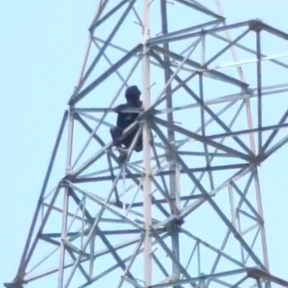 भागलपुर में गर्लफ्रेंड के लिए हाईटेंशन टावर पर चढ़ा बॉयफ्रेंड:पश्चिम बंगाल की लड़की से अफेयर, दूसरी जगह शादी तय होने से था नाराज; 7 घंटे बाद नीचे उतरा