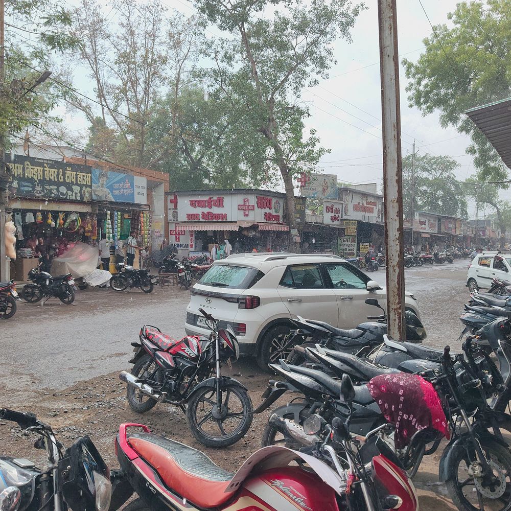 नर्मदापुरम में बदला मौसम का मिजाज:दोपहर में कुछ देर बारिश के बाद खिली धूप, गर्मी से मिली राहत