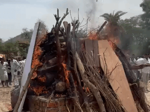 जवान पहलवान गुर्जर को नम आंखों से दी अंतिम विदाई:तिरंगा हाथ में लेते ही रो पड़ी पत्नी, बेटी ने किया प्रणाम