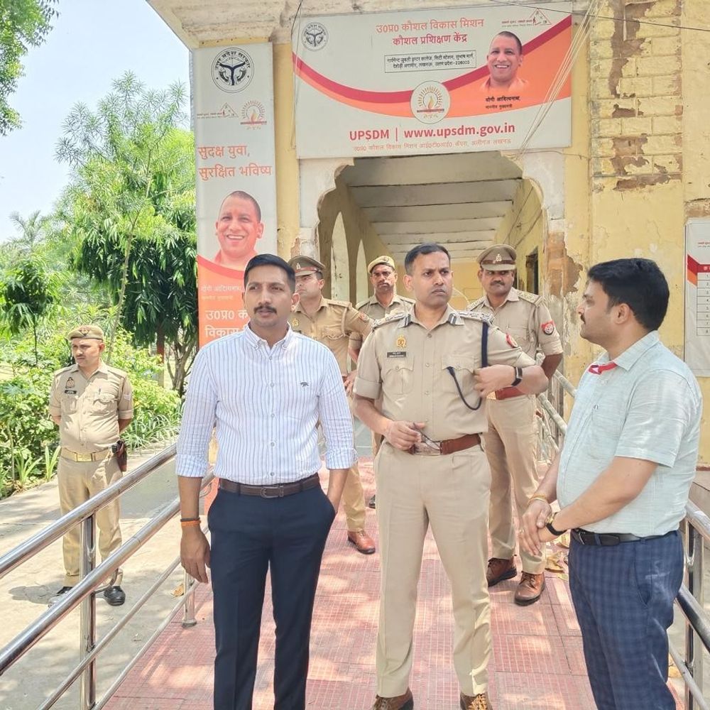 होमगार्ड भर्ती परीक्षा का दूसरा दिन:55 केंद्रों पर परीक्षा जारी, डीएम-जेसीपी ने किया निरीक्षण; CCTV से हो रही निगरानी