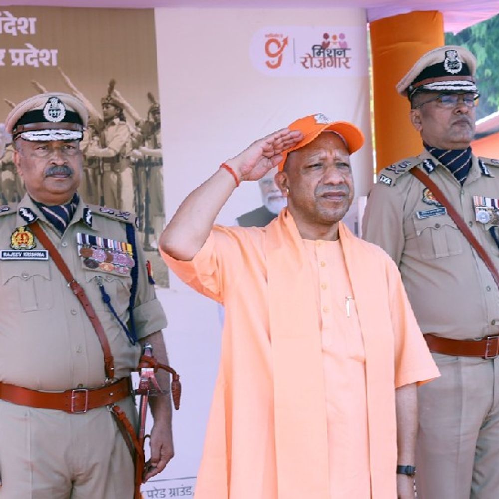 यूपी पुलिस दीक्षांत परेड:60 हजार आरक्षियों की पासिंग आउट परेड, दुनिया में नंबर-1 ट्रेंड बना #UPPolice